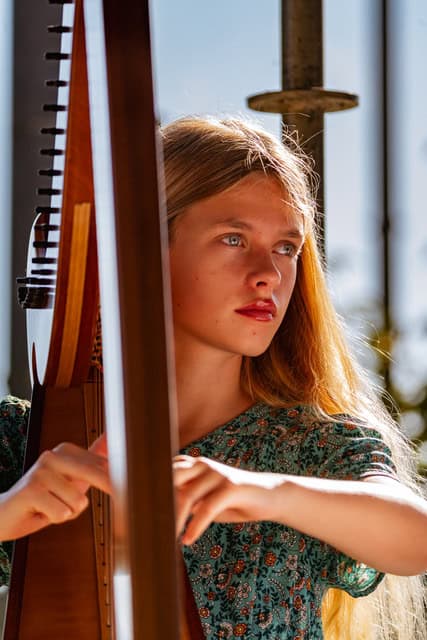Paris Masters, Harpist